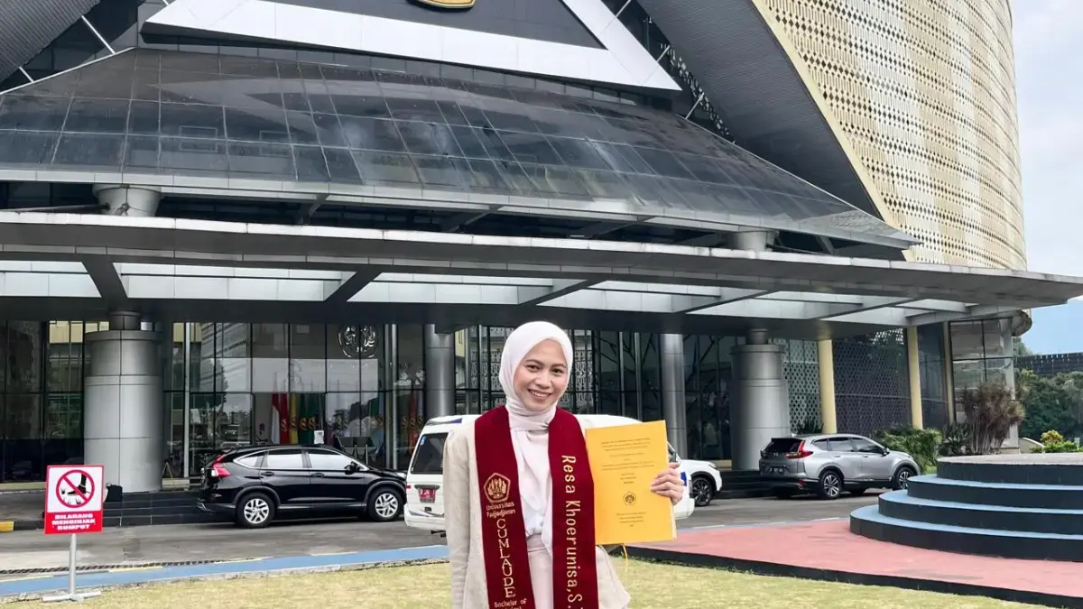 Bagi sebagian orang, tanah dan batuan mungkin hanyalah benda mati. Namun bagi Resa Khoerunisa, setiap lapisan