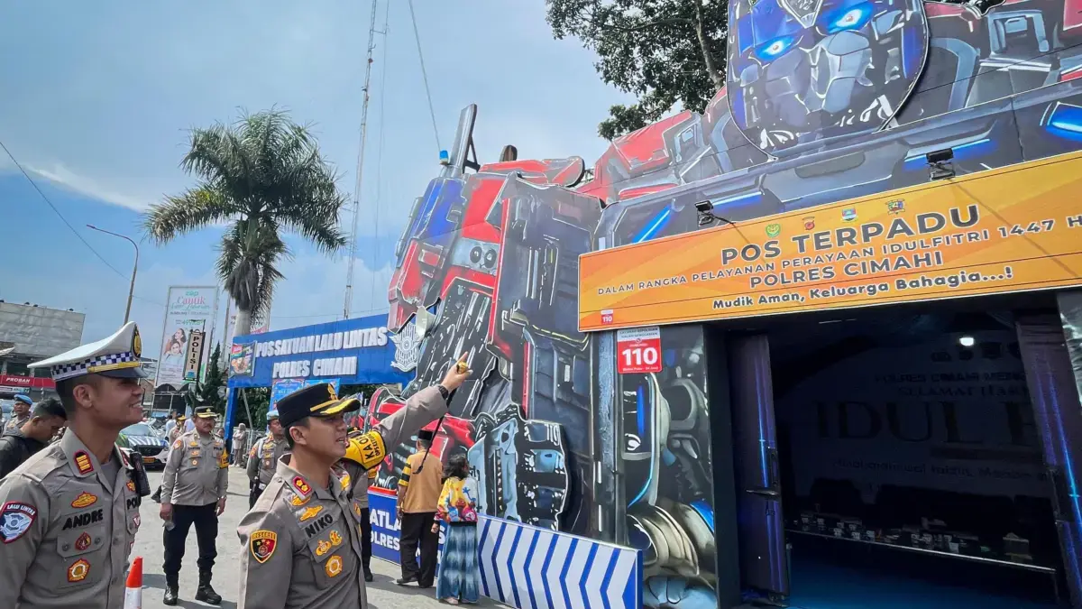 Unik! Pos Mudik Polres Cimahi Hadirkan Optimus Prime di Simpang Tol Padalarang Kapolres Cimahi, Niko Nurullah Adi Putra saat meninjau POS Terpadu di Simpang Tol Padalarang, Bandung Barat. S