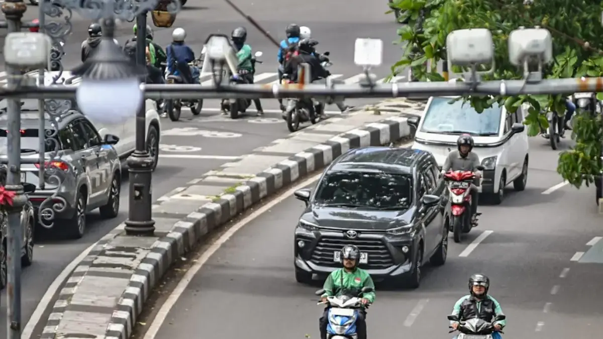 Sejumlah pengendara melintas dibawah ETLE di Jalan Ir.H.Djuanda, Kota Bandung, Selasa (24/3). Foto: Dimas Rach