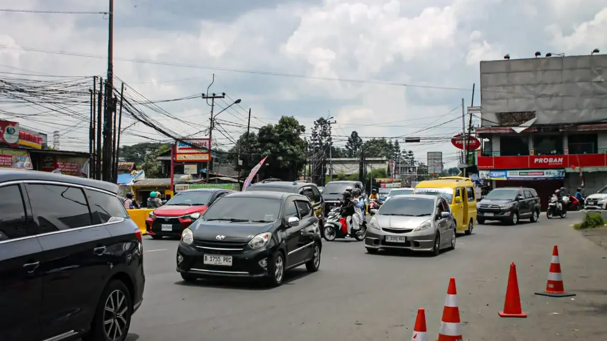 Jalur Arteri Padalarang, Bandung Barat dipadati pemudik. Selasa (24/3). Dok Jabar Ekspres/Suwitno