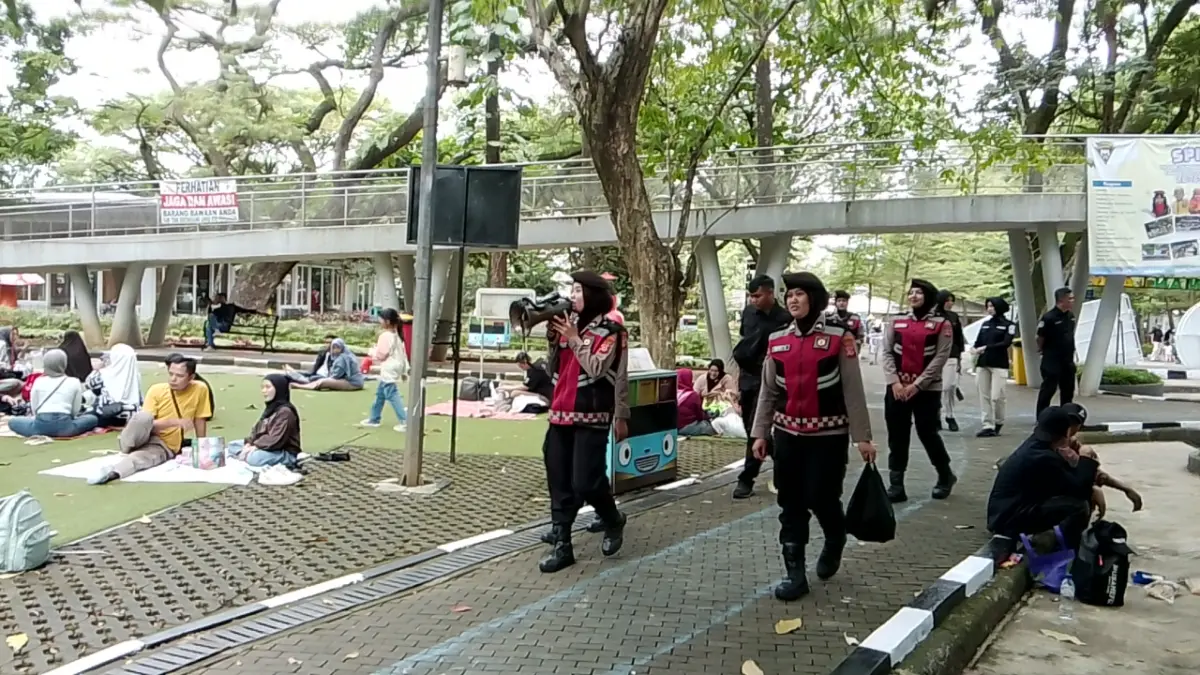 Polwan Polrestabes Bandung Gencarkan Patroli di Objek Wisata, Antisipasi Kriminalitas Saat Lebaran Dok. Polwan Polrestabes Bandung saat menggelar patroli di objek wisata Taman Lalu Lintas, Kota Bandung, Rabu (