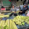 Saprudin (43), penjual kulit ketupat di kawasan Pasar Anyar, Kota Bogor, Rabu (18/3/2026). Foto: Sekar Andini