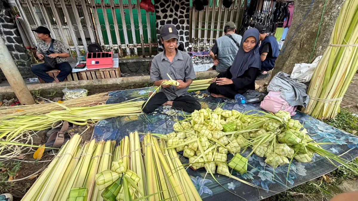 Musiman tapi Menguntungkan, Saprudin Raup Jutaan Rupiah dari Jualan Kulit Ketupat dalam Beberapa Hari – jabarekspres.com Musiman tapi Menguntungkan, Saprudin Raup Jutaan Rupiah dari Jualan Kulit Ketupat dalam Beberapa Hari – jabarekspres.com