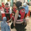 Dok. Polwan Polrestabes Bandung saat gelar patroli dialogis di pusat perbelanjaan. Rabu (18/3). Foto. Sandi Nu