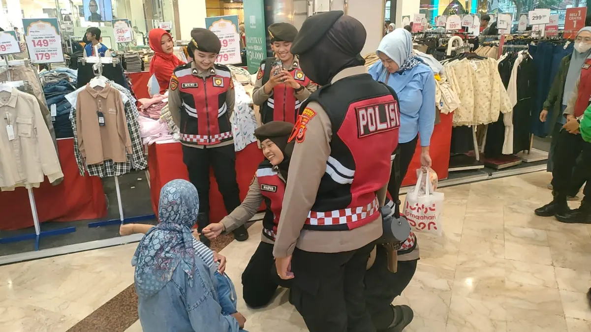 Sambangi Para Pengunjung, Polwan Polrestabes Bandung gelar Patroli Dialogis di Pusat Perbelanjaan – jabarekspres.com Sambangi Para Pengunjung, Polwan Polrestabes Bandung gelar Patroli Dialogis di Pusat Perbelanjaan – jabarekspres.com