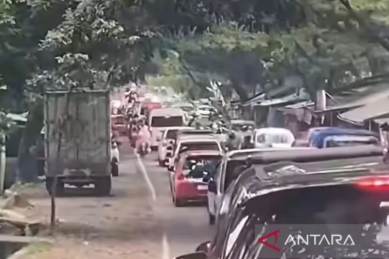 Libur Lebaran belum usai, tapi kawasan wisata sudah diserbu habis-habisan. Di H+2 Lebaran, volume kendaraan