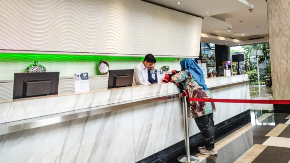 Ilustrasi: Petugas resepsionis melayani tamu di salah satu hotel di Kota Bandung. Foto: Dimas Rachmatsyah / Ja