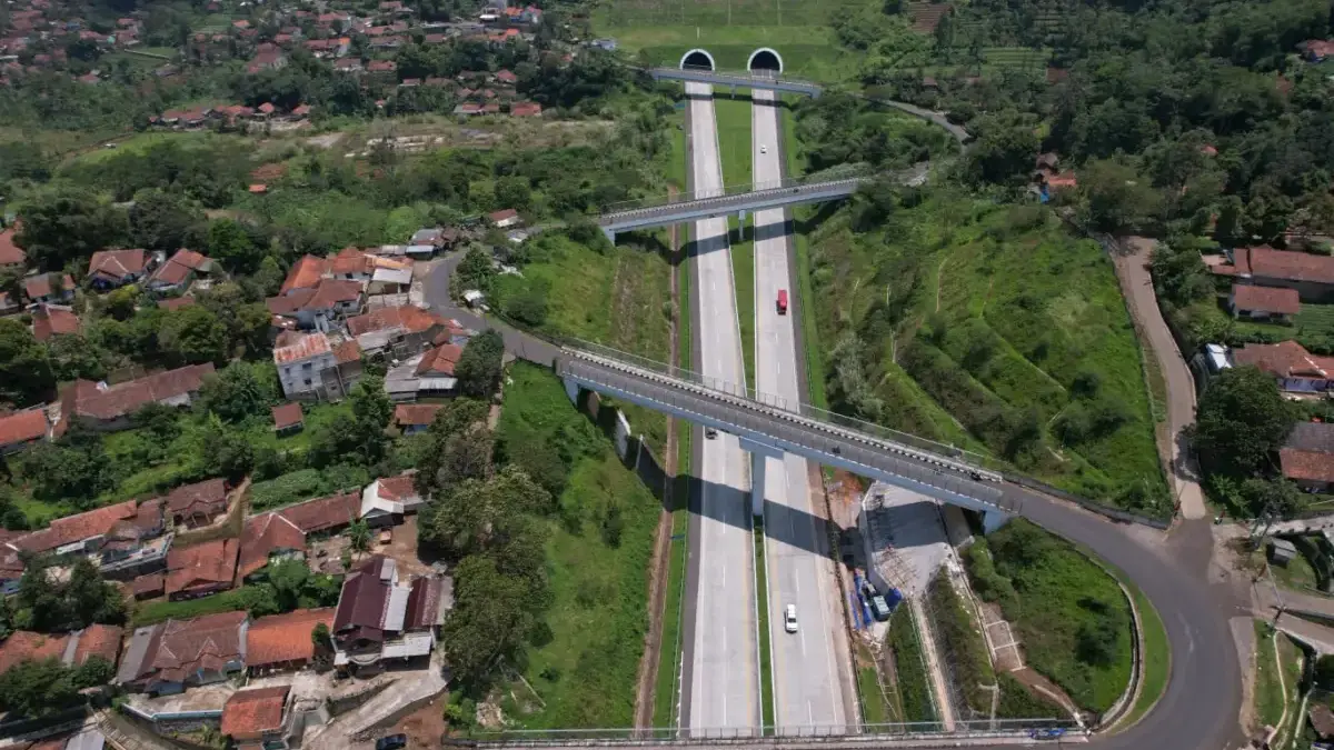 Foto udara kendaraan melintas di ruas Jalan Tol Cileunyi Sumedang Dawuan (Cisumdawu) di Kabupaten Sumedang, Se