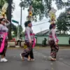 Umat hindu membawa sesajen saat pawai budaya ogoh-ogoh di Kota Cimahi, Jawa Barat, Selasa (17/3). Pawai budaya