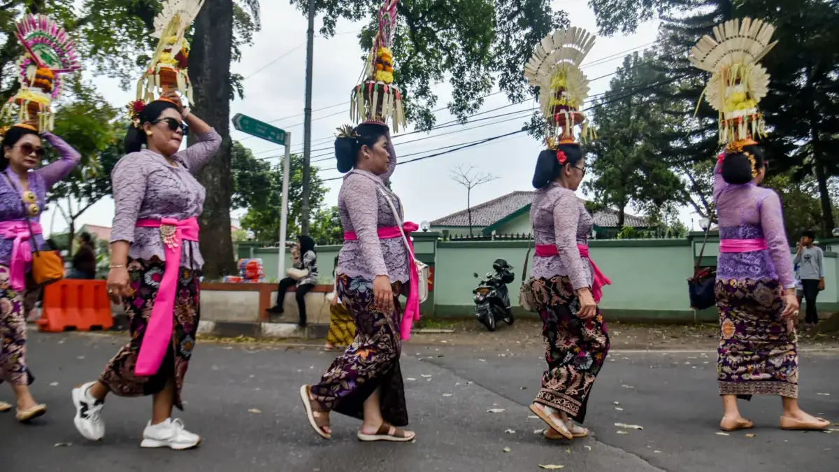 Perayaan Nyepi 2026 di Cimahi Jadi Simbol Toleransi di Tengah Ramadan Umat hindu membawa sesajen saat pawai budaya ogoh-ogoh di Kota Cimahi, Jawa Barat, Selasa (17/3). Pawai budaya