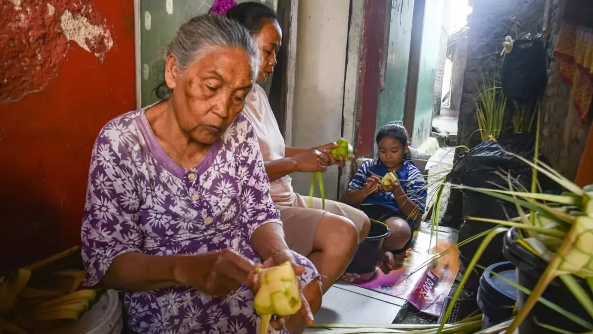 Warga menyelesaikan produksi kulit ketupat pada h-4 menjelang idul fitri 1447 H di Gang Blok Ketupat, Caringin