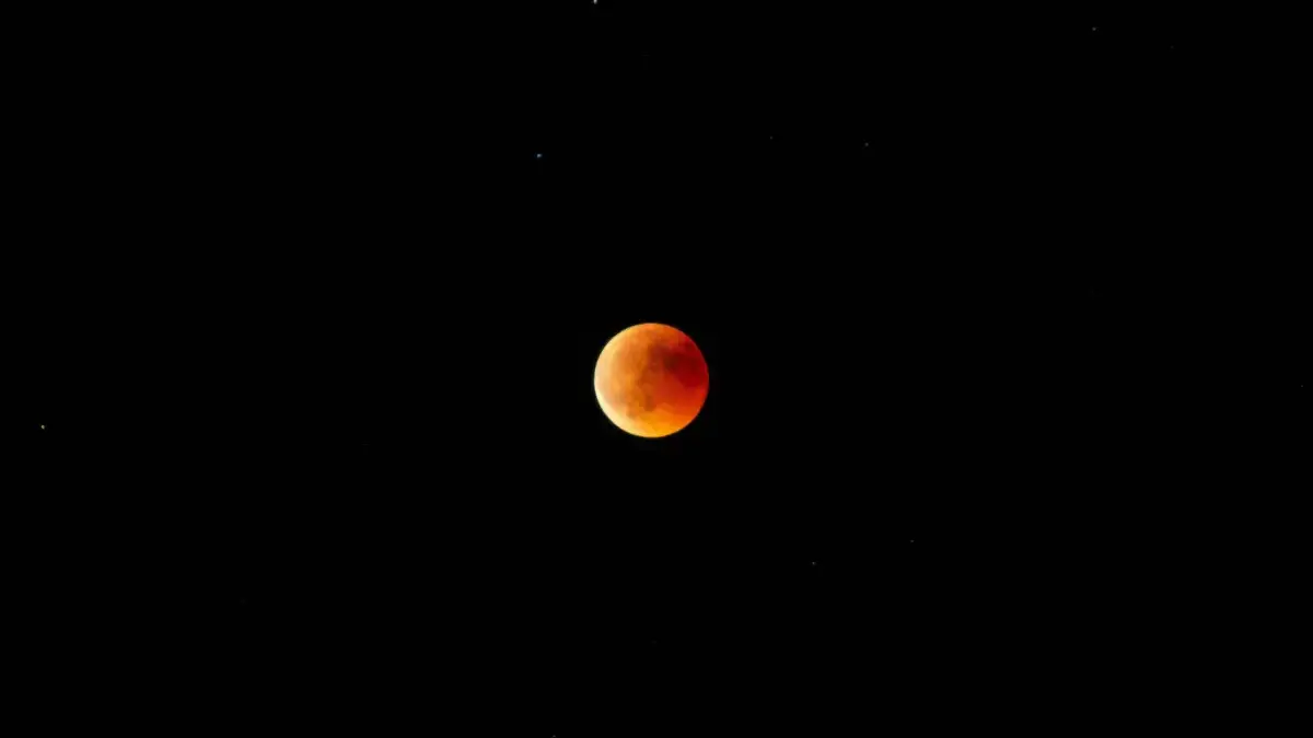 Fenomena Blood Moon Terjadi Malam Ini, Cek Jam Puncaknya