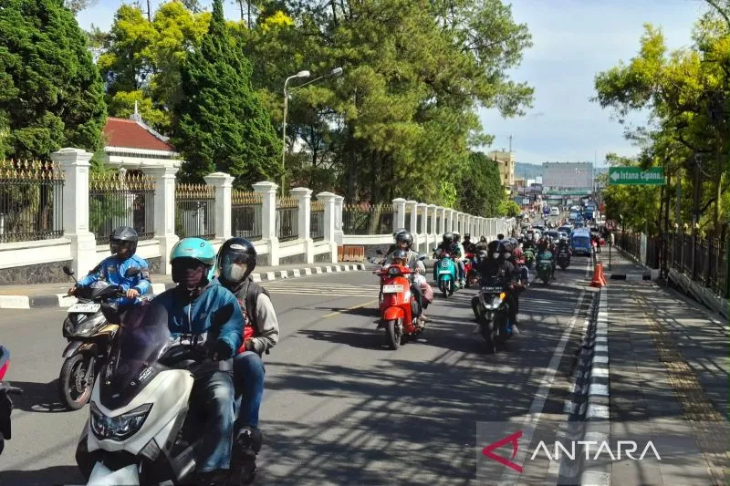 H+2 Lebaran, Jalur Puncak Bogor–Cianjur Terapkan One Way Akibat Lonjakan Kendaraan – jabarekspres.com H+2 Lebaran, Jalur Puncak Bogor–Cianjur Terapkan One Way Akibat Lonjakan Kendaraan – jabarekspres.com