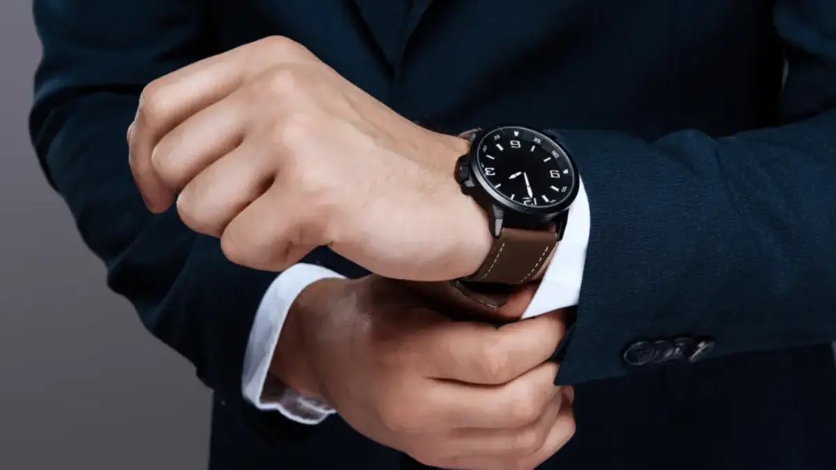 Rekomendasi Jam Tangan Pria yang Cocok untuk Sehari-Hari. (sumber: freepik.com/@veresproduction)