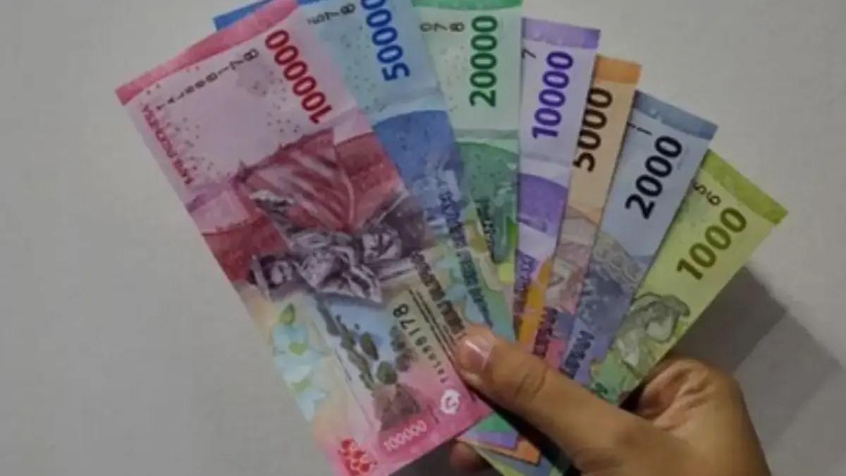 ILUSTRASI tukar uang baru melalui kantor cabang bank umum.