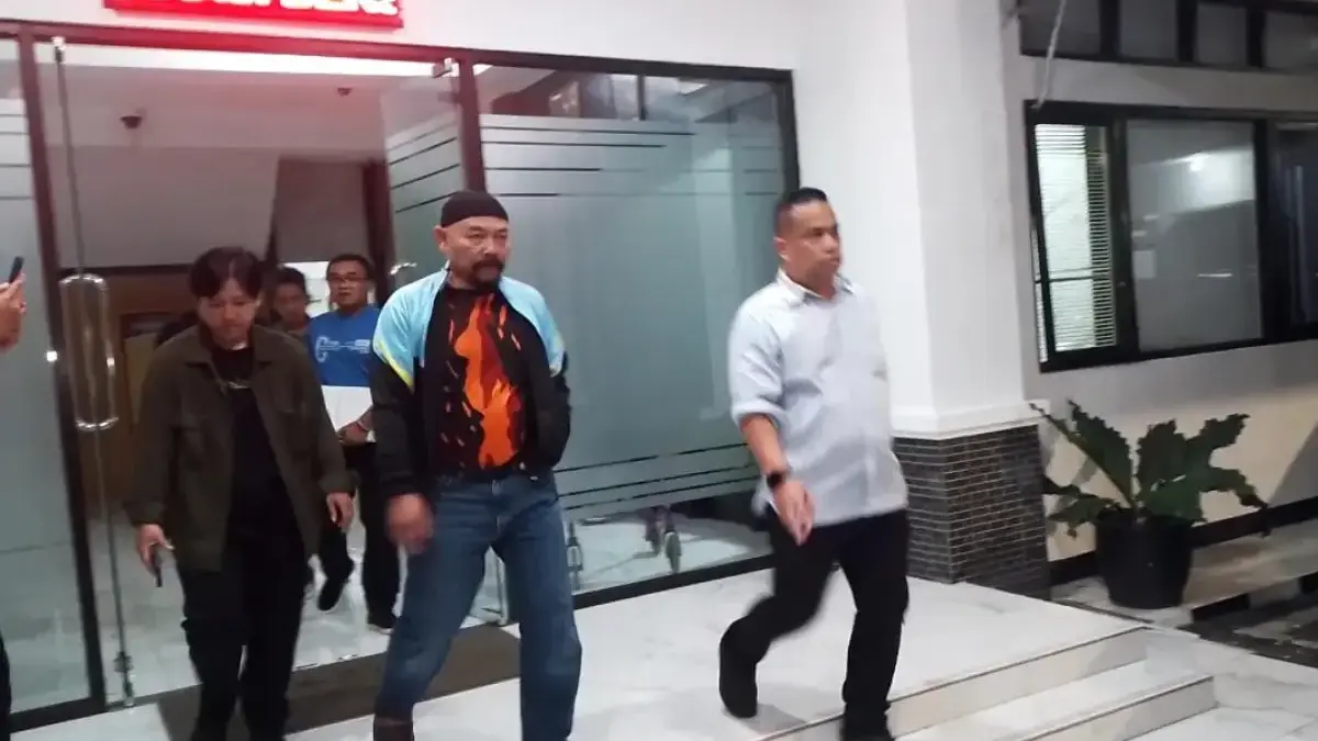 Eks Kadishub Sumedang Tersangka Korupsi Aktif di Organisasi, Kejari: Belum Temukan Aliran Dana ke Ormas Eks Kadishub Sumedang, Agus Muslim yang juga anggota Ormas Pemuda Pancasila (peci hitam) saat dikawal ke Lapas