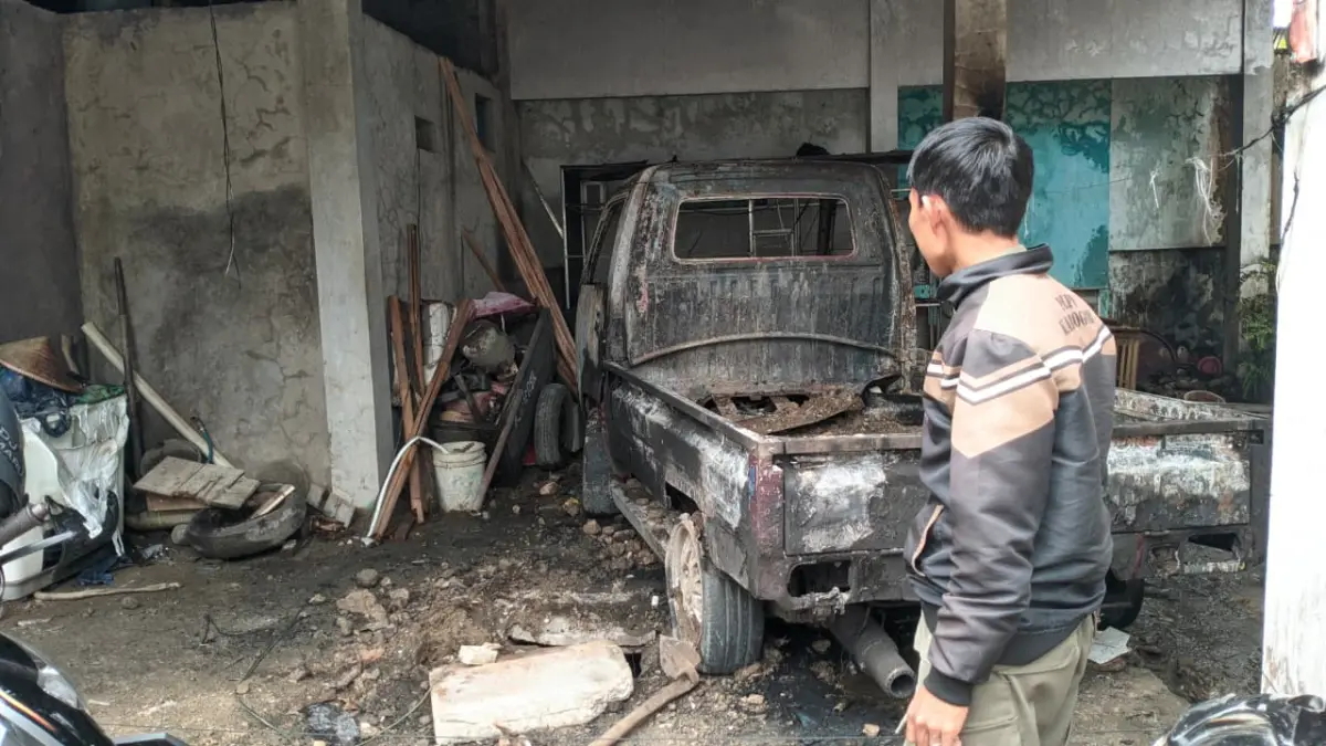 Diduga Korsleting, Mobil Pick Up di Tenjolaya Terbakar saat Isi BBM – jabarekspres.com