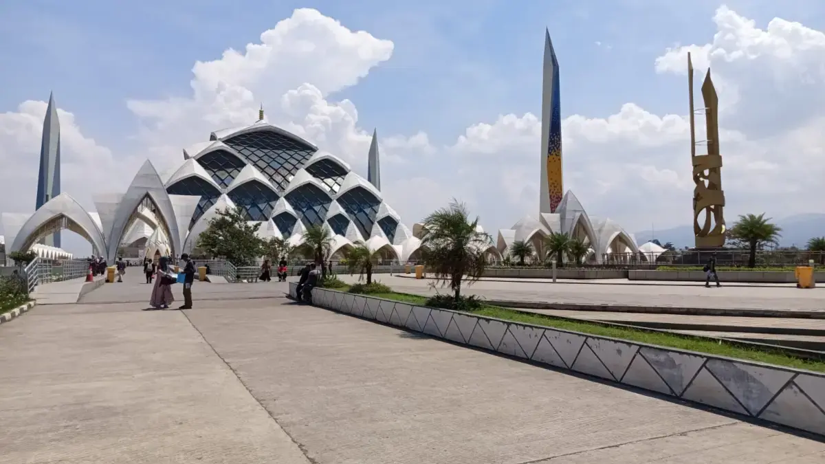 Disparbud Perkuat Pariwisata Ramah Muslim Jawa Barat Masjid Al Jabbar di Kota Bandung. (son)