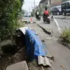 Kondisi jalan amblas di Jalan Nanjung, Kampung Cibeureum, Desa Mekar Rahayu, Kecamatan Margaasih pada Jumat (2