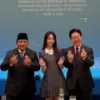 Foto Carmen Hearts2Hearts bersama Presiden Prabowo dan Presiden Korea Selatan Lee Jae Myung.