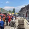 Atap salah satu bangunan di Pasar Sehat Soreang, Kecamatan Soreang, Kabupaten Bandung, ambruk pada Senin (16/