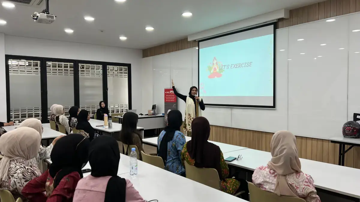 Ludhy Kusuma selaku Safety Riding Development Section Head PT Daya Adicipta Motora saat memberikan arahan di