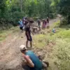 Warga RT 02 Pangadegan, Kota Banjar, memperbaiki jalan seadanya. Mereka menanti perbaikan jalan sepanjang 3 ki