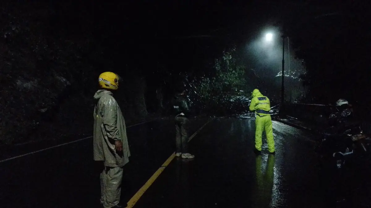 Jalur Cadas Pangeran yang tertutup total akibat longsor yang menerjang sekira pukul 18.00 WIB pada Rabu (8/4/2