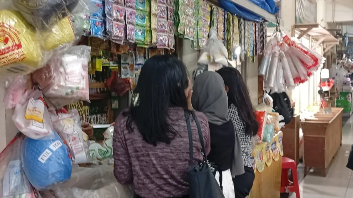 Pedagang Plastik di Bogor Tercekik Kenaikan Harga, Sebut Omzet Menurun Ilustrasi toko plastik di kawasan Pasar Jambu Dua Kota Bogor. Foto: Sekar Andini