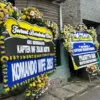 Sejumlah Karangan Bunga di Kediaman Almarhum Kapten Inf Zulmi Aditya Iskandar di Jalan Cikendal Nomor 40, Kamp