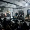Suasana hearing session album ke empat Beside bertajuk Legion di The Hallway Space, Kosambi, Kota Bandung, Sab