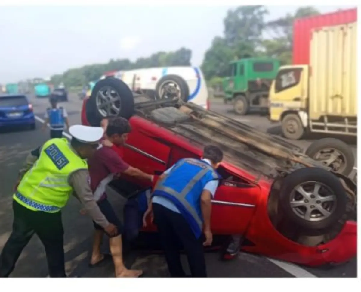 Akibat Sopir Mengantuk, Mobil Ayla Terguling di Tol Jagorawi Bogor – jabarekspres.com