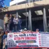 Aksi massa ketika demonstrasi di depan gedung KPK menuntut terkait pencairan uang konsinyasi oleh PN Sumedang