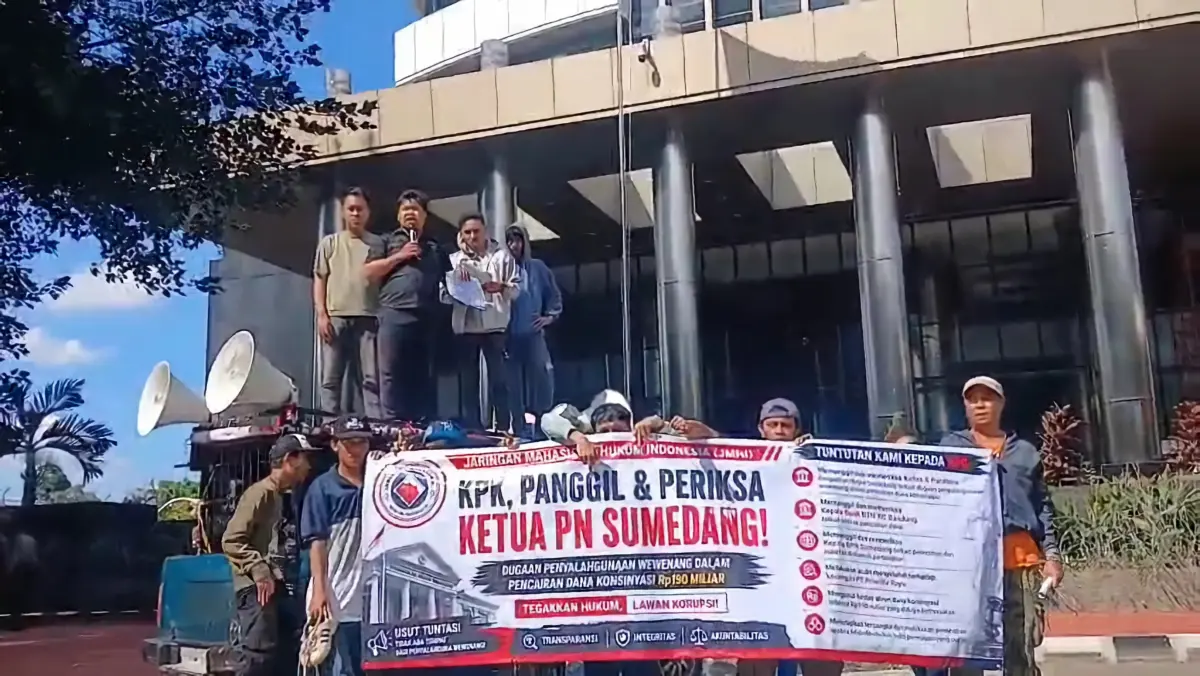 Gedung KPK Didemo, Tuntut Konsinyasi yang Dicairkan PN Sumedang ke Koruptor agar Diusut Tuntas  – jabarekspres.com
