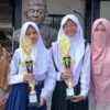 Dua Siswi MTsN 1 Kota Banjar Sabet Juara 1 Speech dan Story Telling CASS 2026. (Cecep Herdi/Jabar Ekspres)