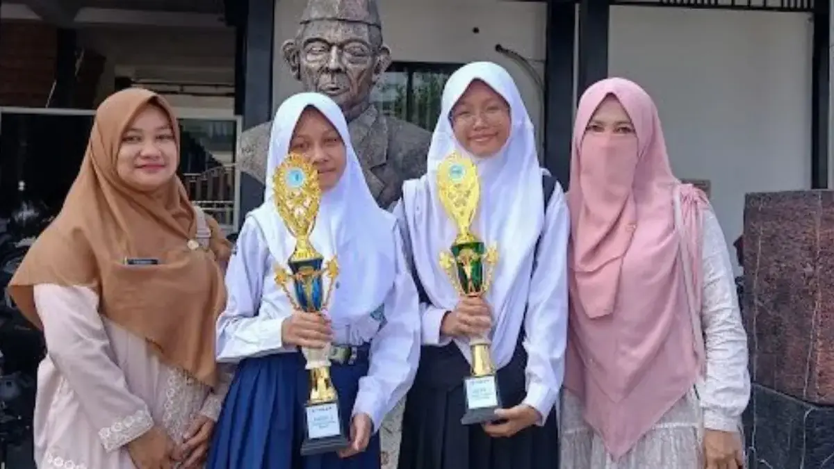 Dua Siswi MTsN 1 Kota Banjar Sabet Juara 1 Speech dan Story Telling CASS 2026 Dua Siswi MTsN 1 Kota Banjar Sabet Juara 1 Speech dan Story Telling CASS 2026. (Cecep Herdi/Jabar Ekspres)