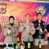 Wakapolres Ciamia Kompol Sujana (tengah) menunjukkan beberapa bukti botol miras yang berhasil diamank