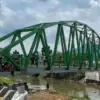 Jembatan Cijeruk yang menghubungkan Kampung Cijeruk, Kecamatan Bojongsoang, dengan Kampung Mekarsari, Kecamata