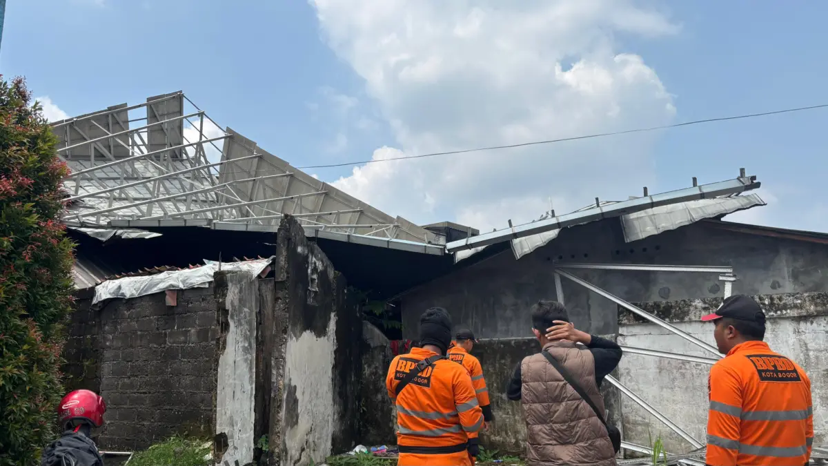 Evakuasi Atap Sekolah Timpa Rumah Warga di Bogor Barat Terkendala, Korban Disiapkan Relokasi Sementara – jabarekspres.com