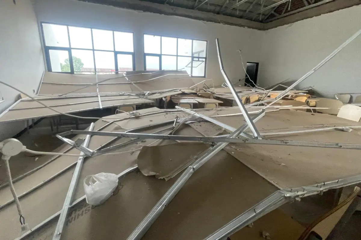 Plafon Dua Ruang Kelas SMK Negeri 1 Soreang Roboh, Lima Siswa Luka Ringan – jabarekspres.com