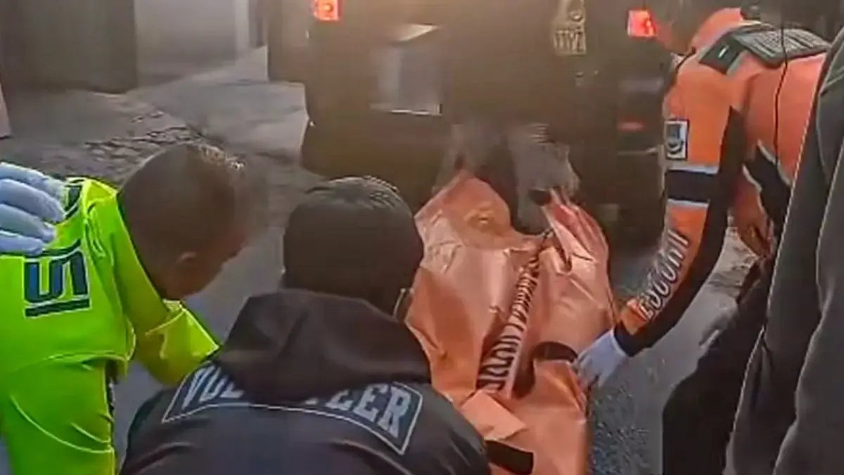 Aparat kepolisian dibantu relawan mengevakuasi jenazah pengendara motor korban kecelakaan di Jalan Raya Ciburu