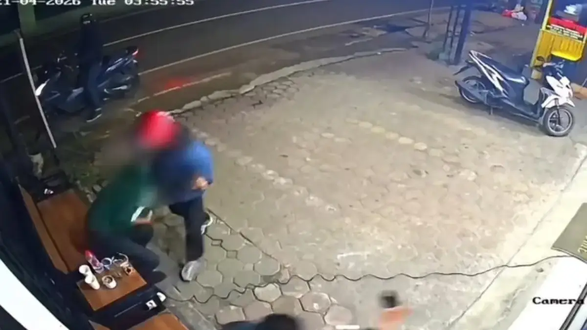 Pria di Cicendo Bandung Ditembak Begal Bersenpi, Korban Luka di Kepala Ist. Rekaman aksi begal di wilayah Gunung Batu Kota Bandung. Dok. Tangkap layar sosial media.