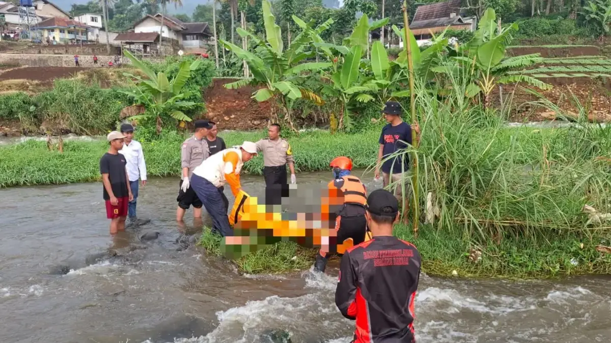 Diduga Terpeleset saat ke Sungai, Warga Cimaung Ditemukan Meninggal Setelah Tiga Hari Pencarian Tim SAR Gabungan berhasil menemukan Pepen Suherman (57), warga Cikalong, Kecamatan Cimaung, Kabupaten Bandung,