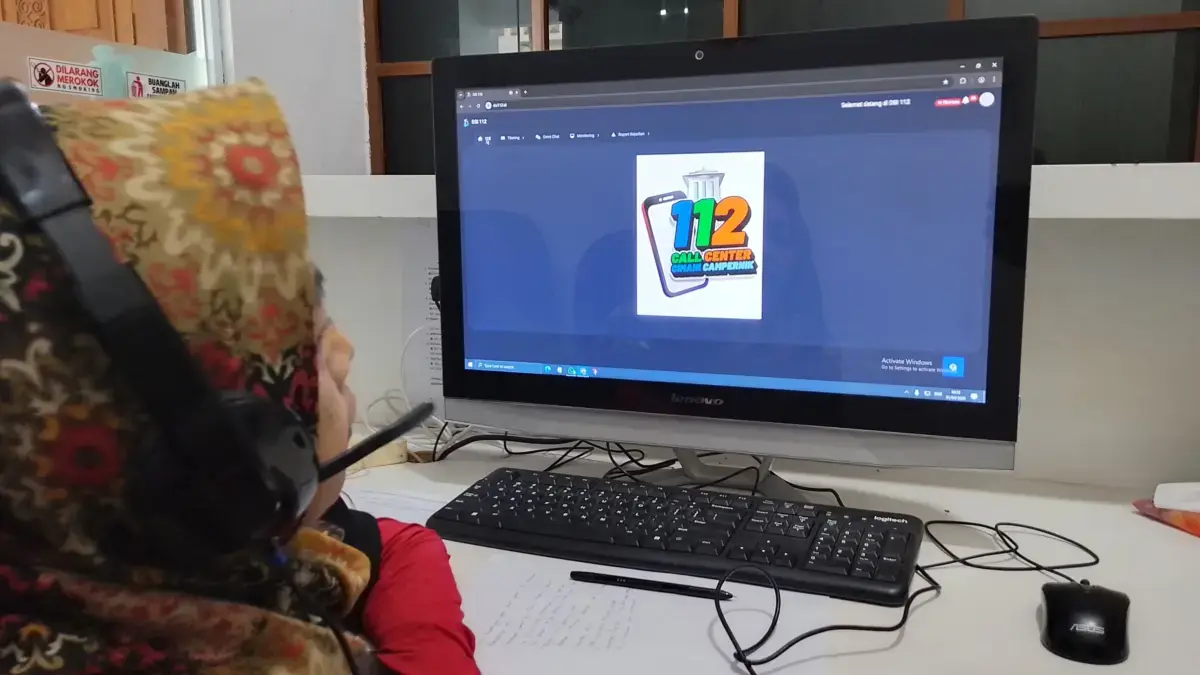Petugas Operator Call Center 112 Cimahi Campernik saat Sedang Melayani Aduan Masyarakat (Mong)