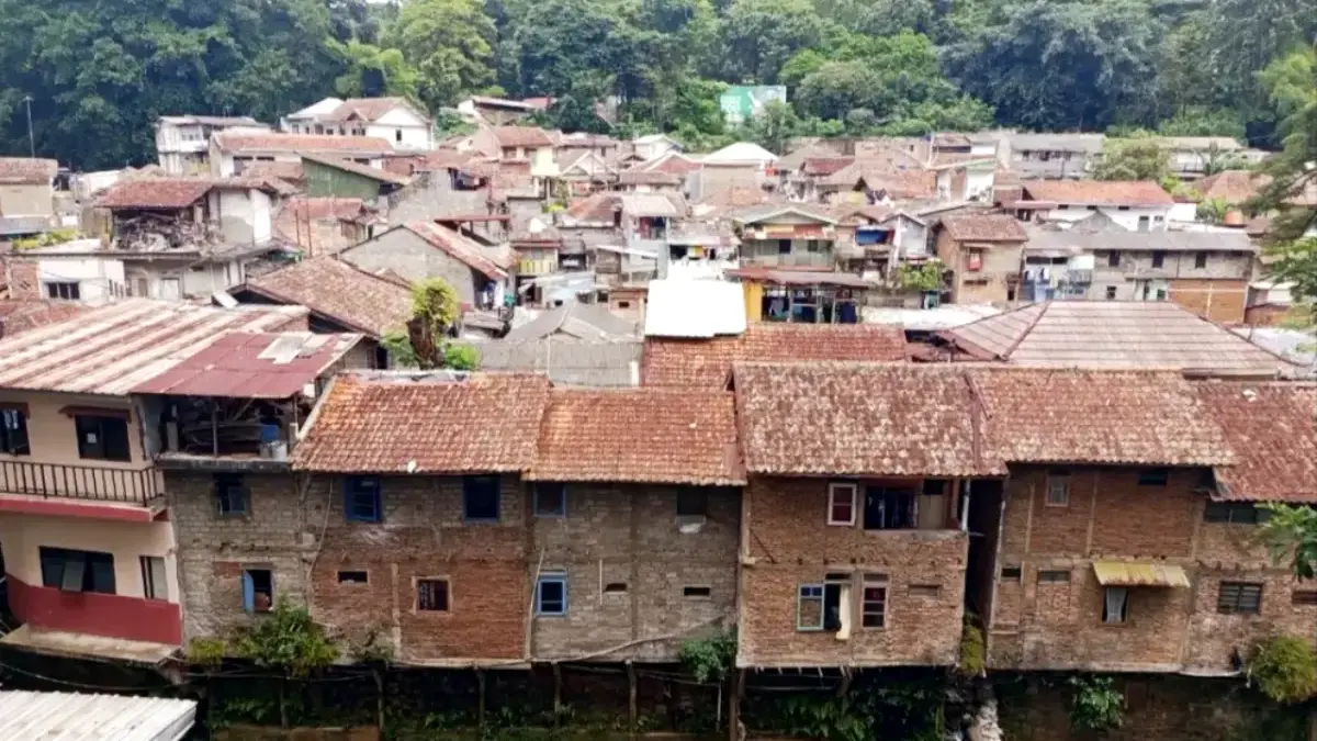 Kawasan padat penduduk di Kota Bandung. (son)
