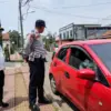 Petugas Dishub Cimahi saat Memberikan Imbauan dan Edukasi pada Masyarakat yang Masih Parkir Liar di Ruas Jalan