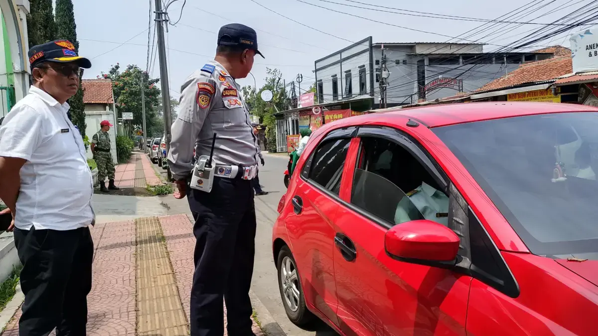 Petugas Dishub Cimahi saat Memberikan Imbauan dan Edukasi pada Masyarakat yang Masih Parkir Liar di Ruas Jalan