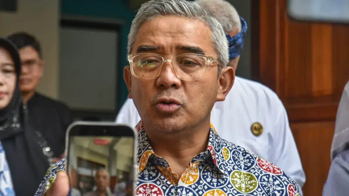 Ilustrasi: Wali Kota Bandung Muhammad Farhan saat di wawancarai awak media. Foto: Dimas Rachmatsyah / Jabar Ek
