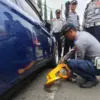 Petugas Dishub Cimahi saat Melakukan Penggembokan pada Mobil yang Parkir Liar (Mong)