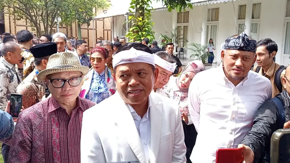 Gubernur Jawa Barat Dedi Mulyadi bersama Susi Pudjiastuti (belakang) saat RUPS Bank BJB, Selasa (28/4).(son)